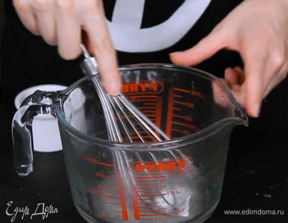 Замочить желатин в воде и дать набухнуть 2-3 минуты.