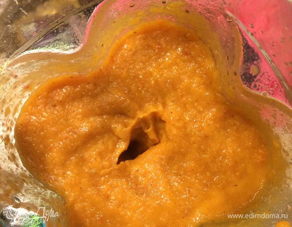 Цвет - шикарный! Только здесь морковке надо минуты 2.5, чтобы в пюре превратиться со всеми её друзьями по несчастью. Достаем из морозилки чуток схватившийся торт, выливаем, обратно в мороз! 