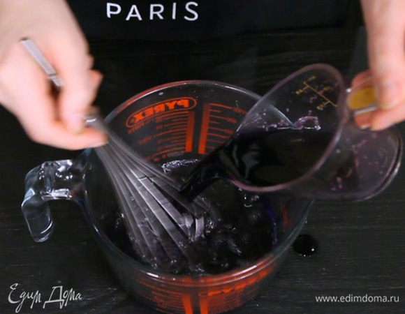 Влить в желатиновую массу горячий сироп лаванды и перемешать до однородности.