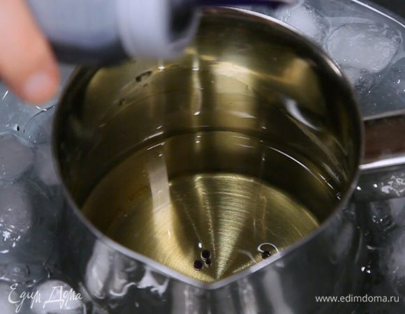 Достать масло из морозилки.Ледяное масло очень густое, похоже на вазелин. Поставить масло на ледяную "баню" (т.е. в емкость со льдом и ледяной водой) и отсаживать икринки по-одному. Очень важно, чтобы масло оставалось ледяным. Если начнёт подтаивать, уберите снова ненадолго в морозилку.