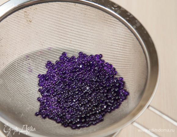 После того как все икринки будут готовы, процедить с помощью сита или шумовки. Так масло всё сольётся, а икринки останутся.