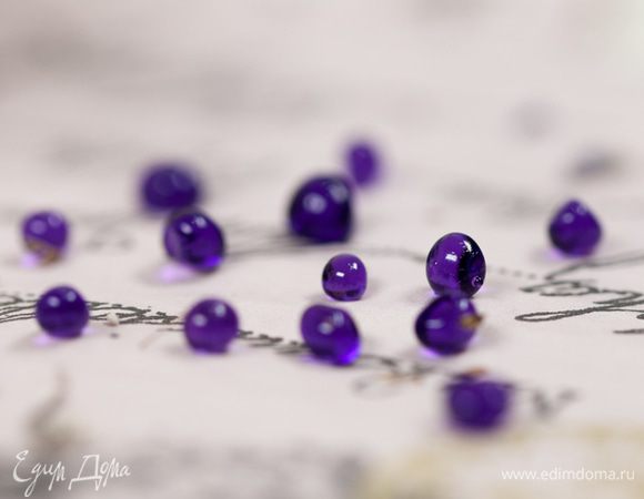 Лавандовой икрой можно украшать любой десерт.