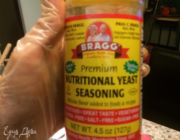 Вот это делает наш веганский очень вкусный торт еще и немного Чизкейком :) 
Это пищевые "дрожжи", абсолютно веганский ингридиент, почитайте в википедии если интересно. Купить только через eBay :) На общую картину влияют не сильно, обойтись можно. С ними делают веганскую пиццу, соусы и кремы для Чизкейков. Придают приятный немного сырный привкус.  Их нет в списках ингридиентов , поэтому здесь пишу- добавляем в шоколадный слой в количестве 2-3 ст.л.