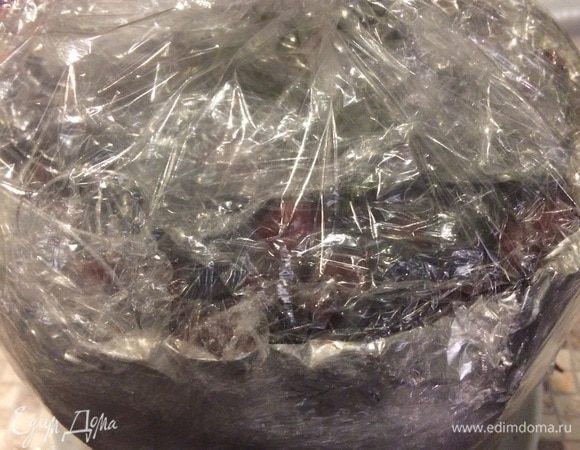 Даем пять минут подзастыть, оформляем ягодами на ваш выбор. Тщательно уматываем пищевой пленкой и на ночь в морозилку. Он будет резаться как мягкий Чизкейк!