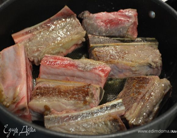 Срезать лишний жир с ребер. Посолить ребра, положить в пакет в холодильник на 3 часа или ночь. Обжарить на горячей сковороде с маслом ребра со всех сторон до коричневого цвета. Примерно 4 мин. сторона.