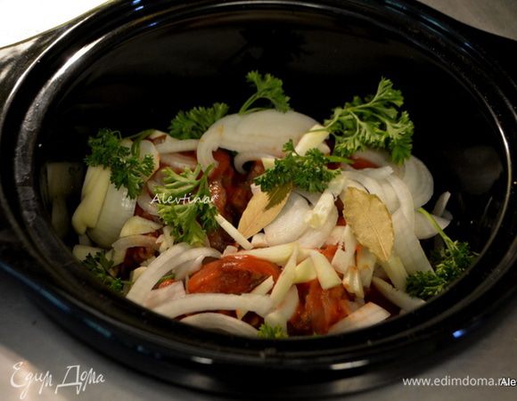 Переложить ребра в медленноварку, залить красным вином, бальзамическим соусом, томатным соусом. Положить нашинкованный тонко лук, чеснок, лавровый лист, сверху зелень петрушки. Поставить в режим медленный на 7 часов. В мультиварке используем режим тушения, время как указано в инструкциях, нужно чтобы ребра после тушения легко отделялись от кости.