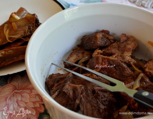 Достанем ребра из медленноварки, кости в одну сторону, мякоть - в другую.