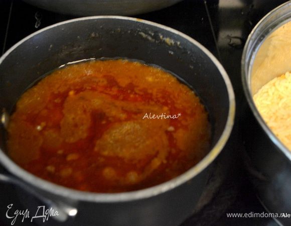 Процедим жидкость в кастрюльку. Поставим на огонь, помешивая на 10 мин. Жидкость должна слегка уварится. Я добавляю 1-2 столовые ложки муки, разбавленные в холодной воде (1/4 ст.). Тогда получается густой и вкусный соус. Помешиваю и, как закипит, снимаю с огня, если есть комочки можно повторно процедить. Говядину залить готовым соусом.