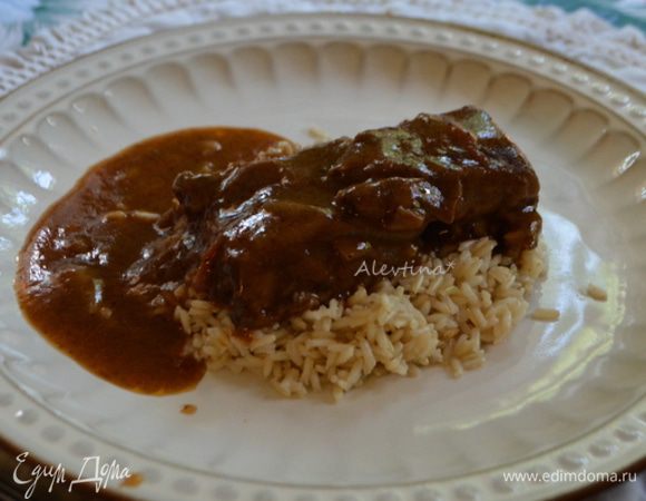 Подаем говядину с соусом и горячим гарниром. Приятного аппетита.