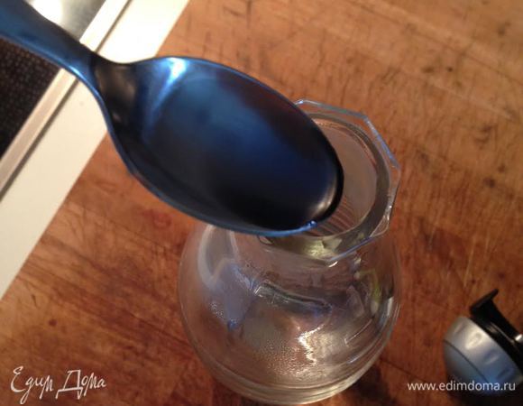 Воду соединить с сиропом.