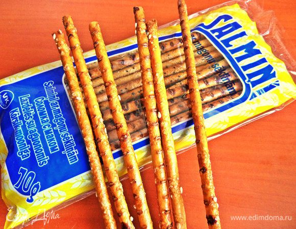 Из подготовки нужно заранее купить мини пачку такой соломки с маком или кунжутом.