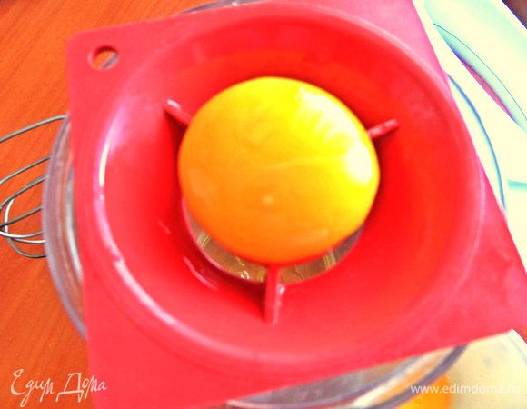 Для теста отделить белки от желтков.