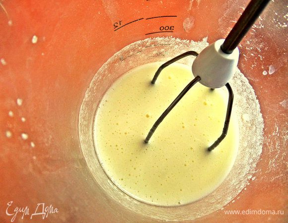 В белки всыпать мелкий сахар и начинаем взбивать (не в пену).