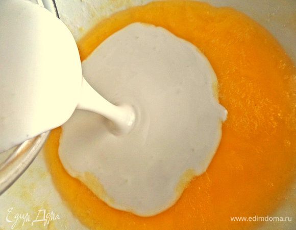 Масло растопить,остудить и влить в него белки с сахаром.