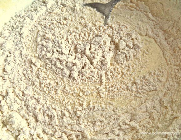 Просеять муку в состав.