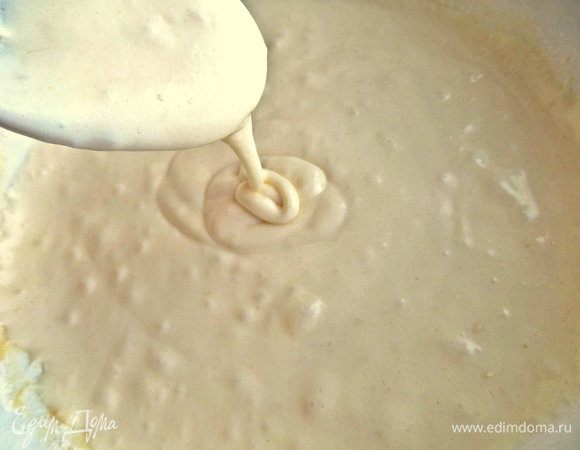 Здесь тесто стекает с ложки, но не нужно этого бояться! Когда тесто постоит (ждала, когда разогреется духовка), оно схватится и не будет таким жидким.