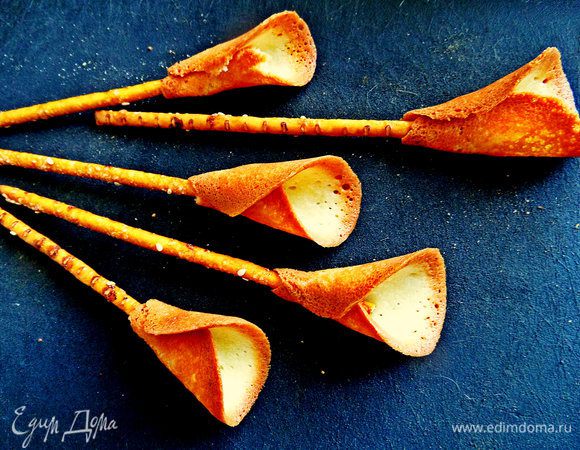 Снимаем лопаткой мягкие лепёшечки и очень быстро оборачиваем ими верх соломки, держим буквально пару секунд (осторожно, очень горячо!) и отпускаем пальцы. Всё, печенье схватилось и теперь оно очень хрупкое. Соломка тоже, поэтому бывают и промахи.