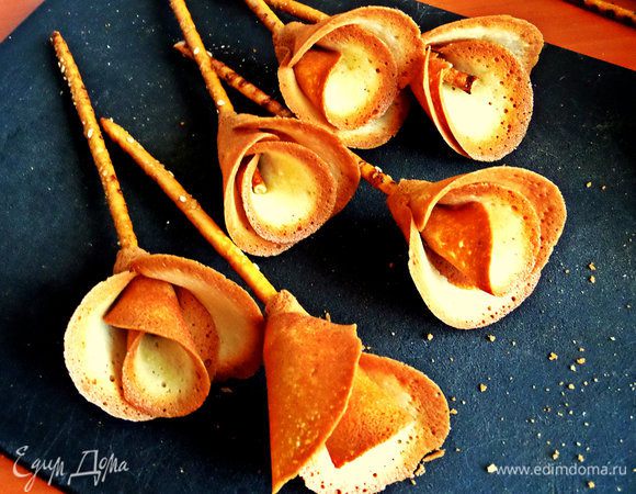 Продолжаем выпекать следующую партию лепестков и прямо горячими прилепляем в стеблю-соломке.