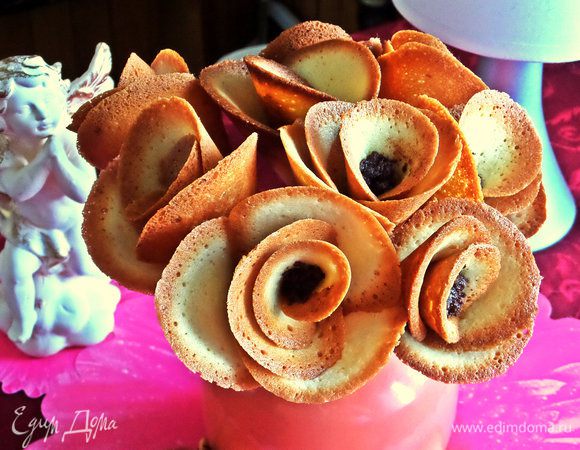 А можно растопить шоколад и капнуть при помощи острого ножа в центр каждой розы по точечке. Оставим застывать.