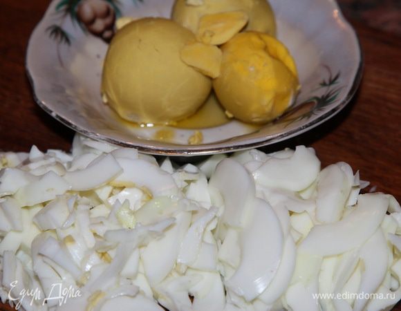 Отвариваем вкрутую яйца. Разделяем на белок и желток. Белок рубим ножом.