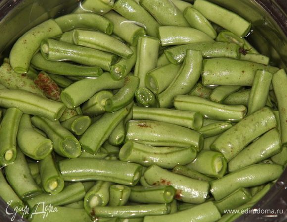 Фасоль моем, чистим и нарезаем на кусочки 3-4 сантиметра. Отвариваем до полуготовности минут 15-20.