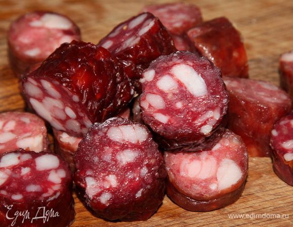 Колбаски нарезаем на кусочки, у меня где-то по полтора сантиметра. 