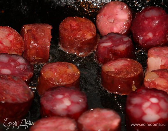 Здесь такой момент: если вас не пугает жирность блюда, обжаривайте их на растительном масле. Я обжаривала без масла, у меня образовалось достаточно жира для последующей пассеровки лука. Так что тут каждый принимает решение сам. После обжарки колбаски выкладываем в отдельную емкость.