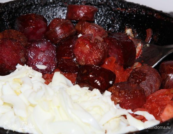 Возвращаем колбаски и добавляем рубленный белок яичный.