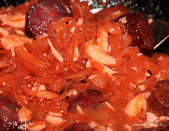 Смешиваем все, добавляем немного водички и снова тушим пару минут.