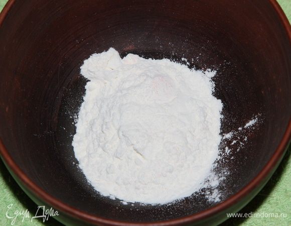 Пока готовится фасоль, готовим соус: в отдельную посуду отправляем 1 столовую ложку муки