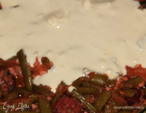 Выливаем наш соус в посуду с паприкашем, перемешиваем, добавляем еще воды и тушим на маленьком огне все вместе до загустения.