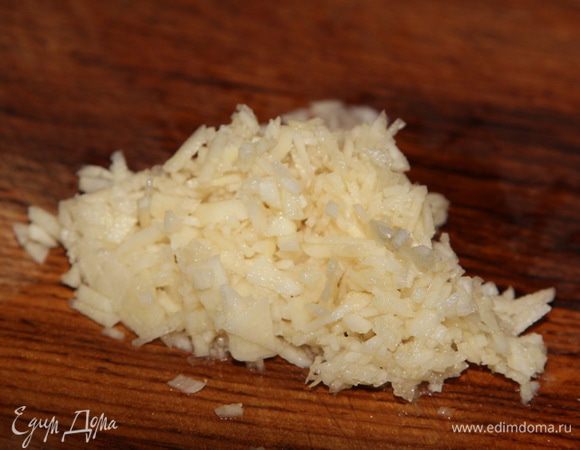 В это же время чеснок рубим.