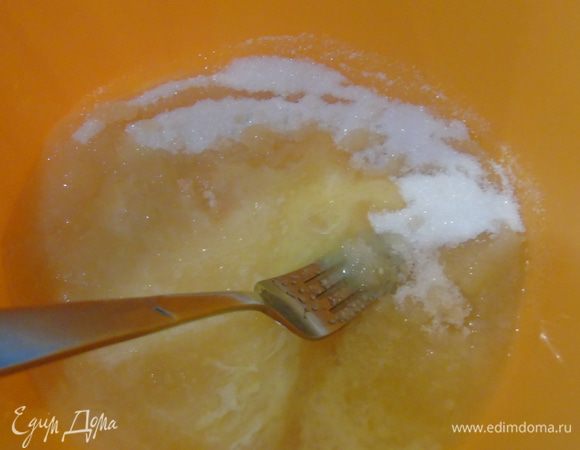 Добавить к маслу сахар, ванильный сахар и перемешать. По одному вводим яйца и взбиваем вилкой.  