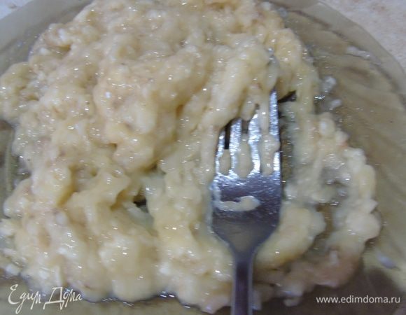 Бананы размять вилкой.