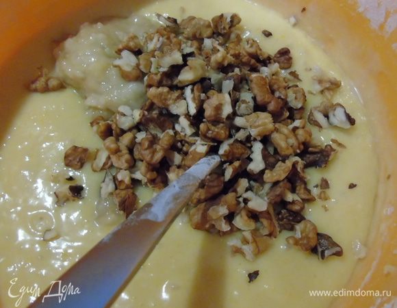 Добавить бананы и орехи в тесто. Хорошо размешиваем.