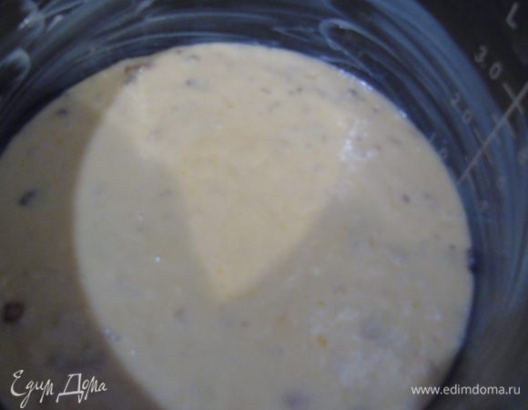 Форму смазываем сливочным маслом и выливаем тесто.