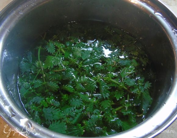 Крапиву бланшировать 2-3 минуты в горячей воде. Откидываем на дуршлаг, даем стечь воде. 