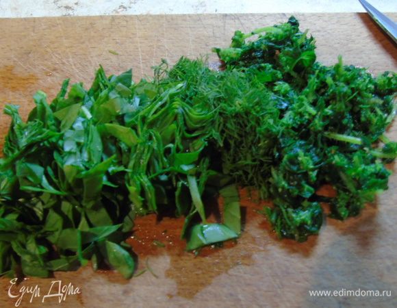 Теперь мелко режем крапиву, она уже не кусается. Так же режем укроп и я еще добавила немного шпината.