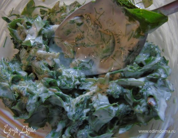 Соединяем заправку с зеленью и хорошо перемешиваем.