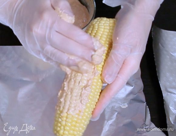 Натереть тщательно каждый початок. Оставить немного соуса для подачи.