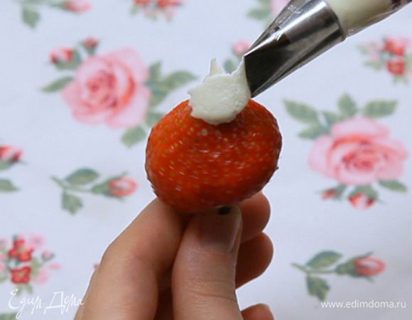 Затем начинаем "рисовать" лепестки. Нам понадобится насадка для розы. У меня это  Wilton 104. Насадку всегда нужно держать острым концом вверх. Создаём сначала первые 3 лепестка. Клубнику при этом поворачиваем для удобства против часов стрелки.