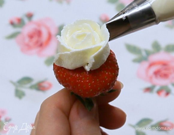 И продолжаем дальше заполнять клубнику кремом.