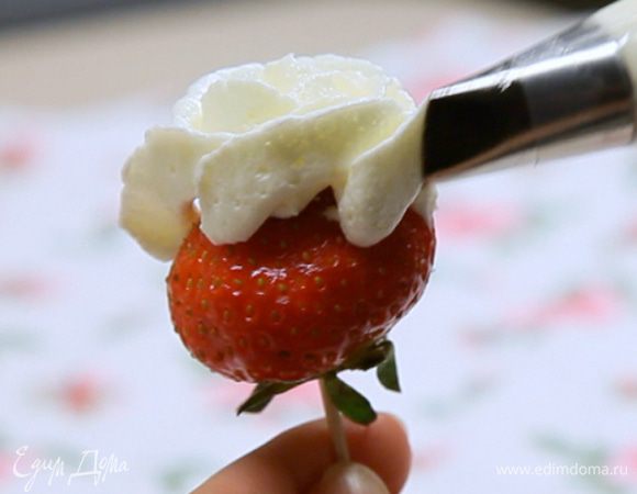 Можно покрыть всю ягоду кремом, а можно только половину.
