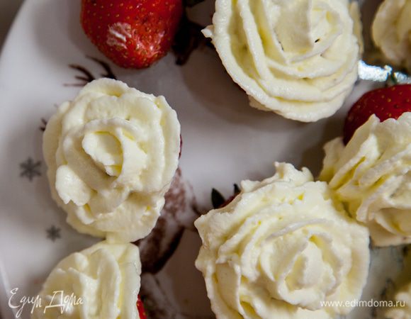 Украшенная подобным образом клубника станет отличным украшением стола.