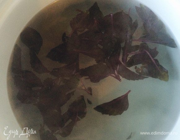 В кипящую воду опустить листья базилика,кипятить 2 минуты. Затем снять с огня, добавить сахар и дать настояться 15-20 минут.Вода будет синего оттенка.