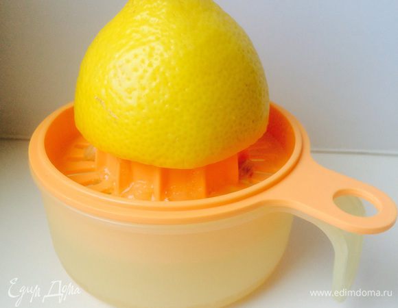 Выжать сок из половины лимона.