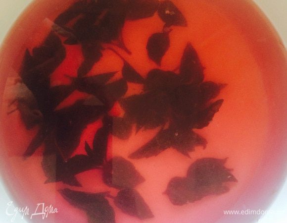 Влить сок лимона в настой базилика. Вода приобретет розовый цвет.