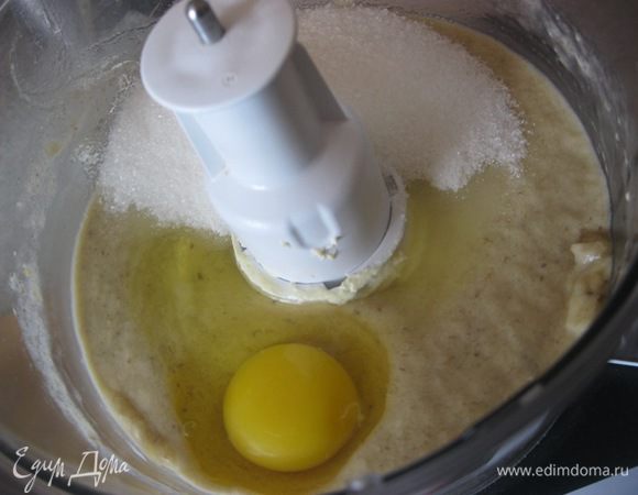 Всыпать сахар, и вбить одно яйцо (комнатной Т).