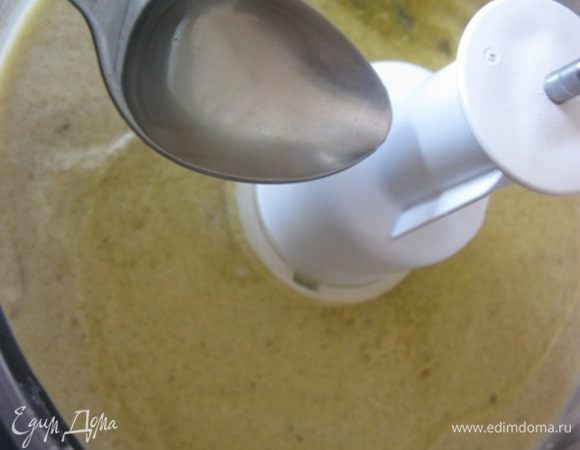 Затем влить растительное масло и ваниль/ванильную эссенцию.