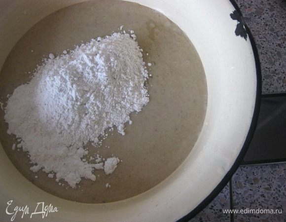 Массу из чаши блендера переложить в большую чашу.
В два приема добавить к ней мучную часть.